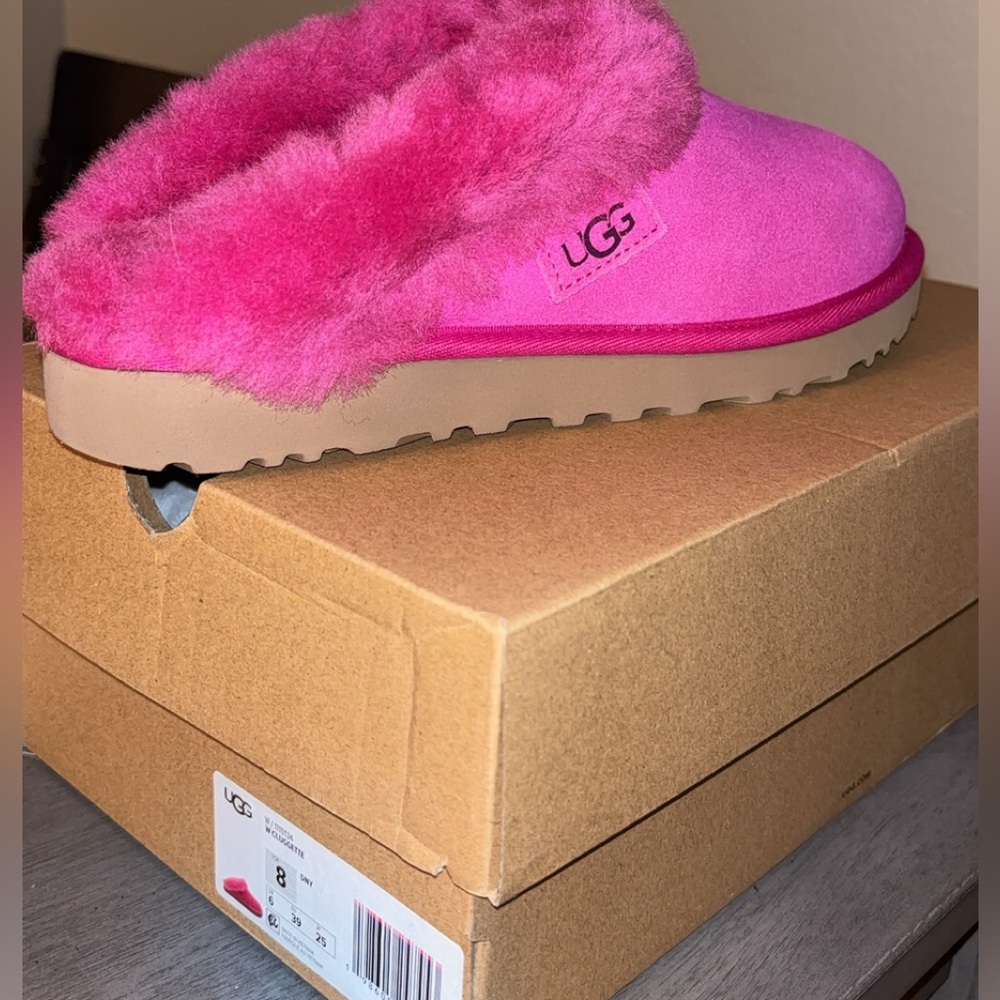 UGG Indoor & Outdoor Slippers in Dark Peony Pink Size 8  Brand new!
